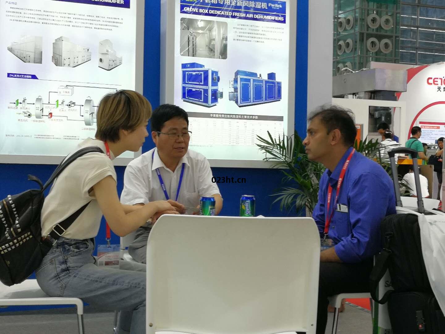 普(pu)瑞(rui)泰(tai)總(zong)經(jing)理(li)和(he)外商密(mi)切交(jiao)談(tan)