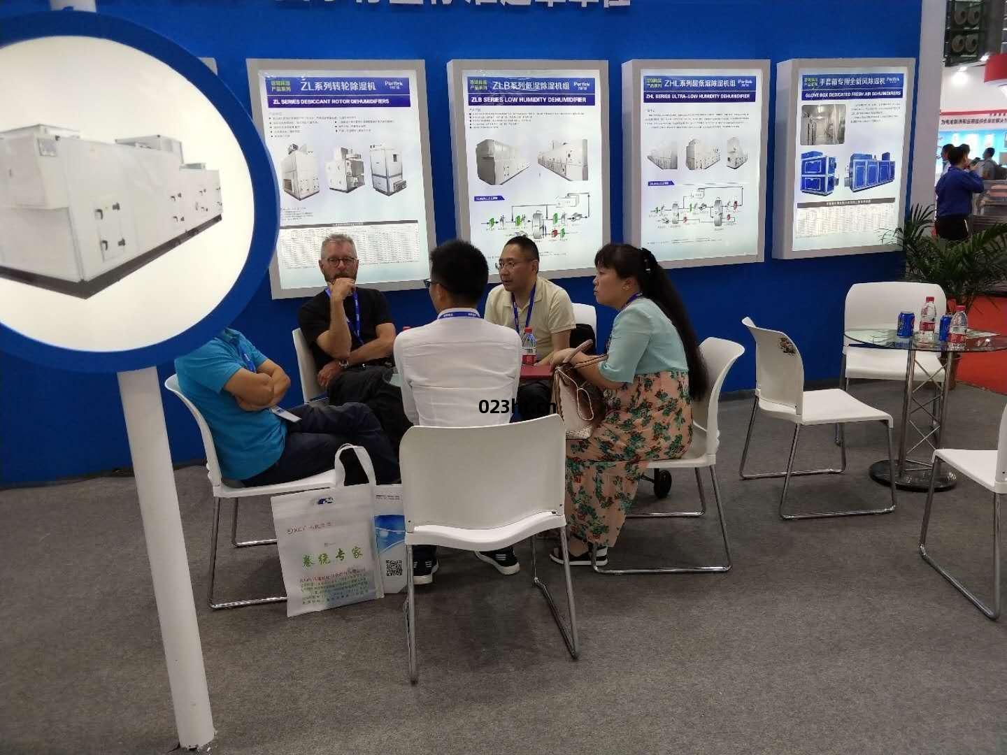 普(pu)瑞(rui)泰(tai)員(yuan)工(gong)與(yu)客戶(hu)交(jiao)談(tan)