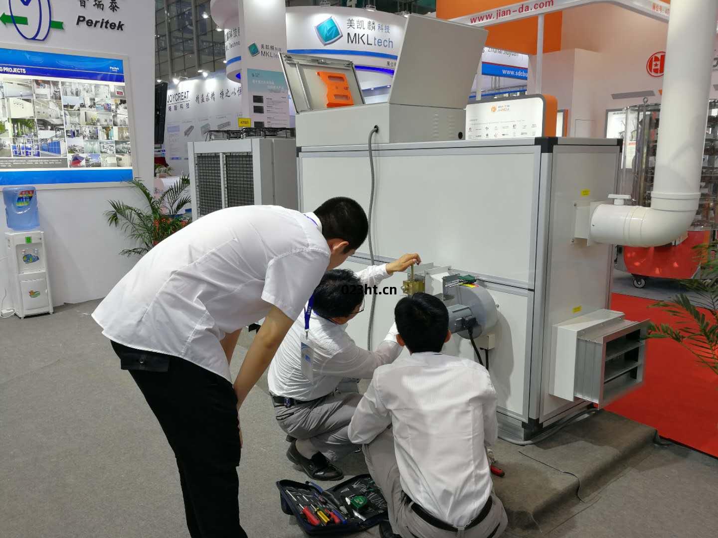 普(pu)瑞(rui)泰(tai)總(zong)經(jing)理(li)吳建(jian)平親(qin)自(zi)檢查(zha)參展(zhan)設(she)備